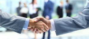 לחיצת יד בין 2 אנשי עסקים - תמונה ראשית לקורס ניהול משא ומתן בלהב פיתוח מנהלים